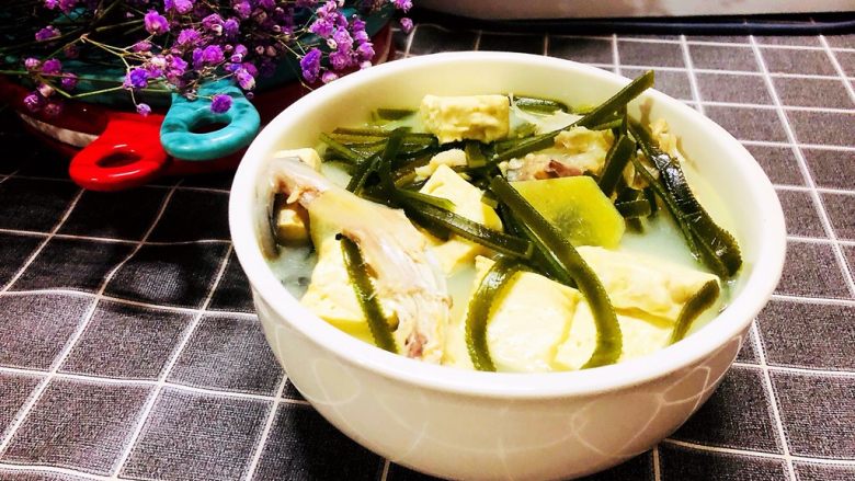 海带豆腐汤,一碗清爽可口的海带豆腐汤就做好啦！