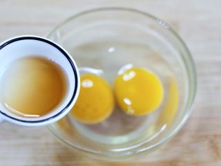 鸭蛋黄瓜炒双椒,鸭蛋打散在碗里，加入料酒和花椒粉调味后，搅拌均匀。