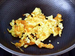 鸭蛋黄瓜炒双椒,锅烧热后倒入2勺花生油烧热，把打散的鸭蛋液炒熟盛出备用。