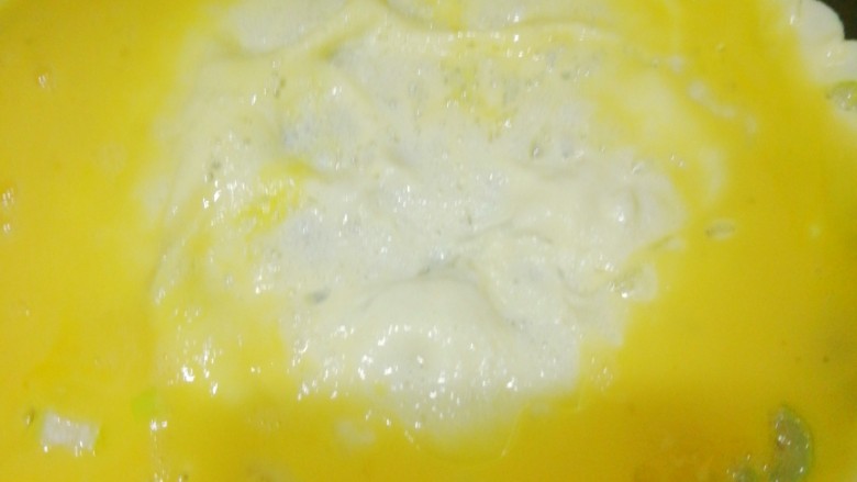 一清二黄——豆腐鸡蛋炒小葱,鸡蛋液倒入。