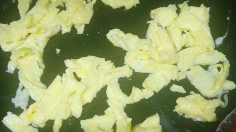 一清二黄——豆腐鸡蛋炒小葱,鸡蛋滑散，成小块儿。