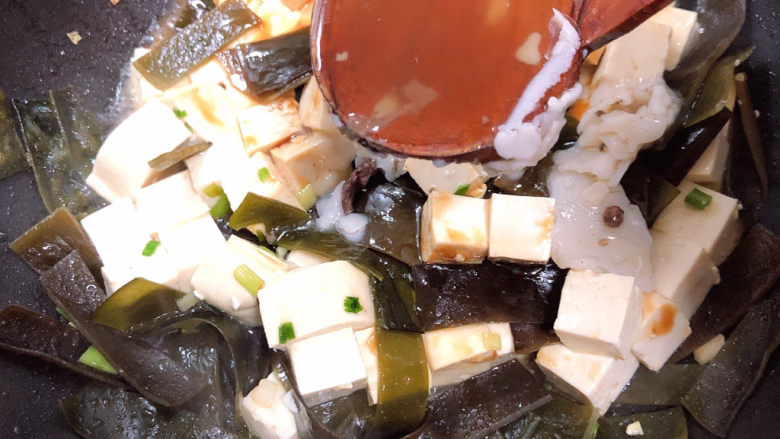 海带豆腐汤,倒入500毫升大棒骨汤。