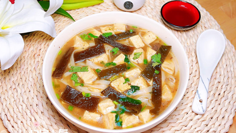 海带豆腐汤,鲜美极了！吃起来吧！