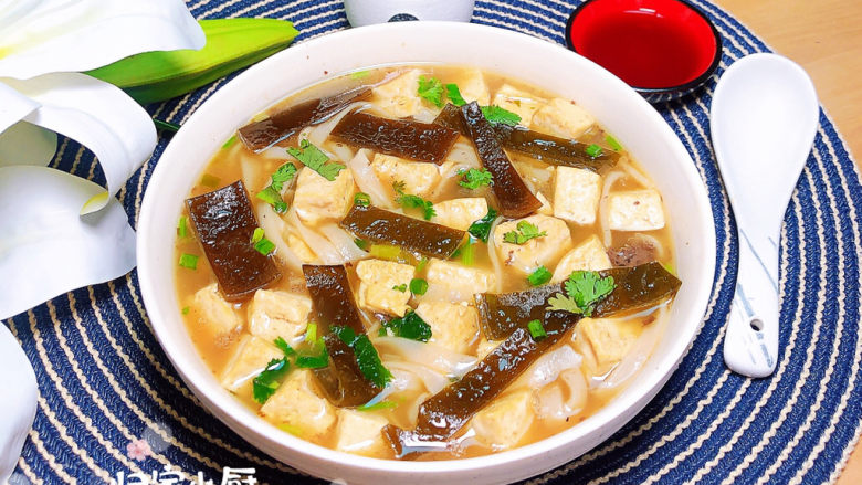 海带豆腐汤,一碗营养健康的海带豆腐大骨汤就上桌了。