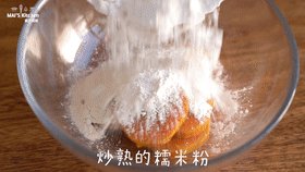 一口爆浆 |  爆浆拉丝薯球,将红薯加入糯米粉和白砂糖，搅拌均匀成面团。