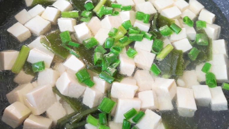 海带豆腐汤,出锅前撒上葱叶。