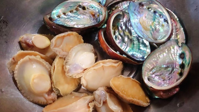 蒜蓉粉丝蒸鲍鱼,清理干净的鲍鱼肉放在一旁，再把壳里外都刷洗干净。