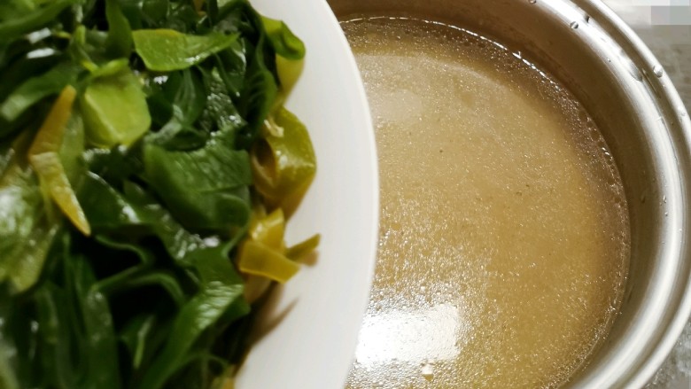 海带炖排骨,过滤一下汤汁 主要是虑掉香辛料和骨渣