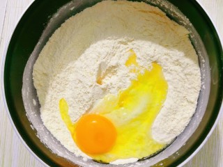 玉米饼,加入一个鸡蛋