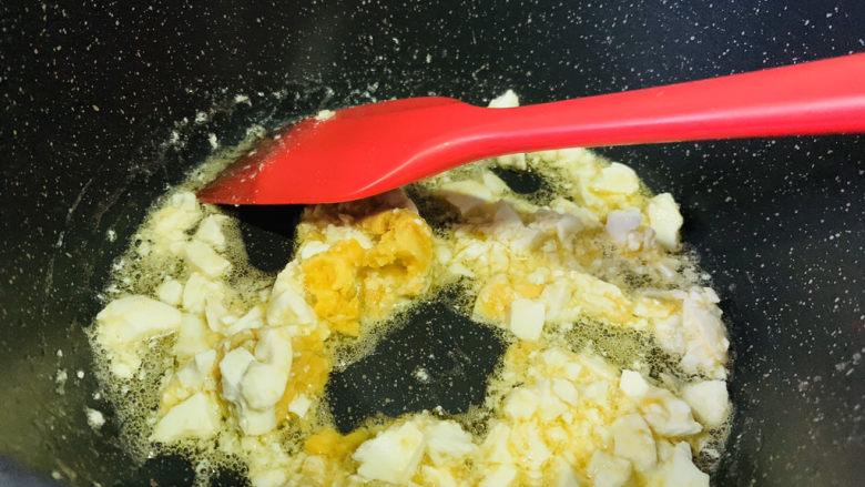 豇豆烧茄子,咸蛋去壳，锅里加食用油，加入捣碎的咸蛋，炒香；
