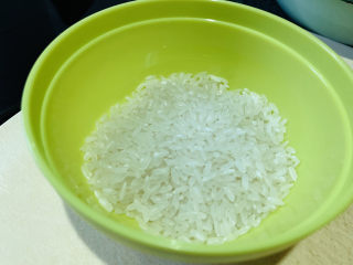 鲜虾干贝粥,准备大米；