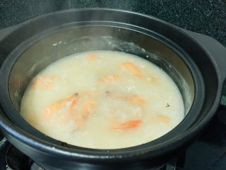 鲜虾干贝粥,搅拌均匀，就可以起锅；
