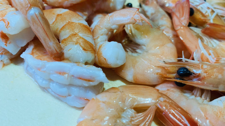 鲜虾干贝粥,焯水好的鲜虾，一半剥壳去虾线，留一半；