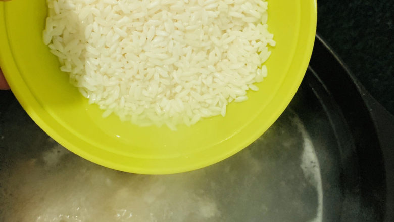 鲜虾干贝粥,加入洗好的大米；