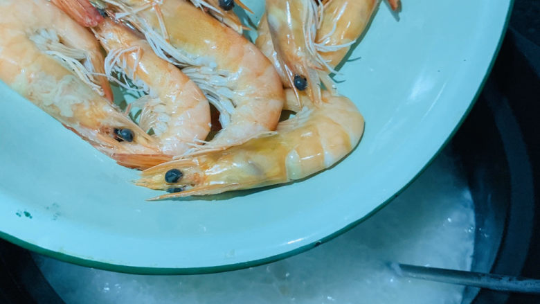 鲜虾干贝粥,粥浓稠的时候加入另一半没没剥壳的虾；