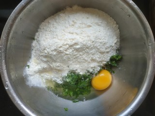 香椿饼,打入一个鸡蛋