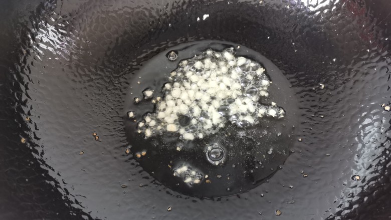 杏鲍菇炒鸡蛋,另起锅倒入适量的油，油热放入蒜末爆香，再放入小米辣