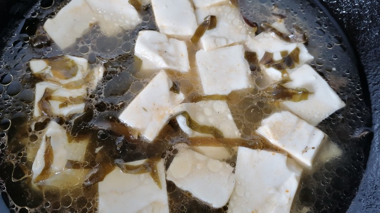 海带豆腐汤,煮至豆腐入味即可出锅