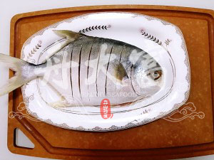 红烧菜谱,然后用刀在鱼身上每隔1.5厘米左右宽度划刀，让鱼更容易入味和快速炖熟。
鱼身撒少许盐，腌制一个小时。