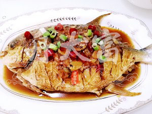 红烧菜谱,熬到汤汁变浓稠以后就可以把鱼
干辣椒和绿葱段撒在鱼身上作为装饰。