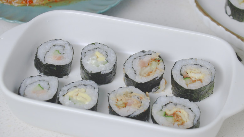 三文鱼寿司,放到食盒里摆个盘，美味的三文鱼寿司就做好了