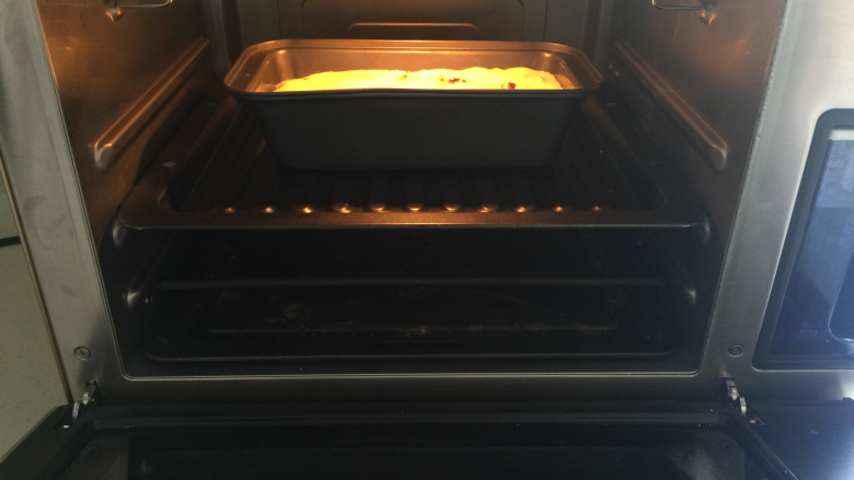 牛奶红枣发糕,入蒸锅或蒸箱，大火蒸30分钟；
