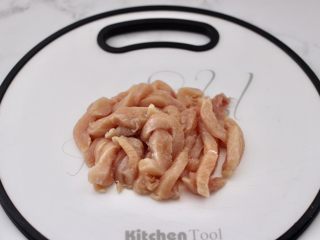 芦笋炒鸡肉条,鸡胸肉洗净后，用刀切成粗条。
