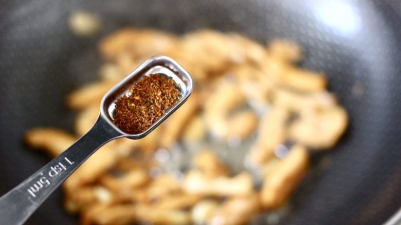 芦笋炒鸡肉条,加入花椒增加香味。