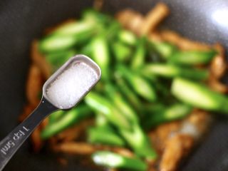 芦笋炒鸡肉条,根据个人口味，加入适量的盐。