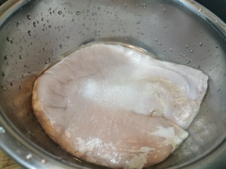 胡椒猪肚鸡,猪肚用白醋和盐进行第一遍揉搓冲洗