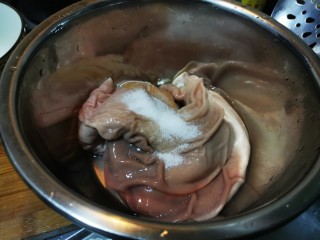 胡椒猪肚鸡,猪肚内侧翻过来，再用白醋、盐和淀粉将步骤3、步骤4重复一次