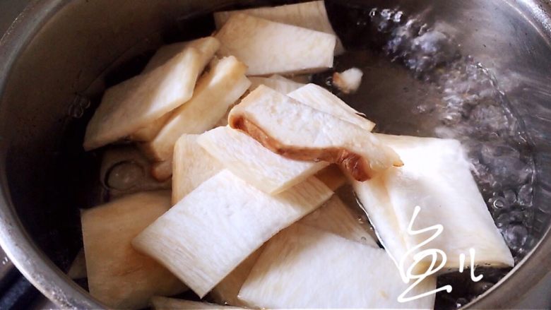 杏鲍菇炒鸡蛋,锅中烧开水，放入杏鲍菇片