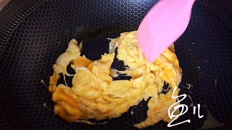 杏鲍菇炒鸡蛋,炒至鸡蛋凝固成块盛出