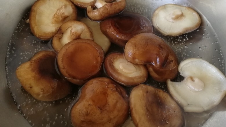 青椒炒香菇,水开放入锅里，焯一分钟。