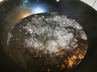 胡椒猪肚鸡,锅里烧开水，将洗好的猪肚放开水里烫一下（注意只要烫2-3秒即可，不要放里面煮）