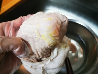 胡椒猪肚鸡,烫好的猪肚把如图黄色的东西用刀刮掉，烫过一下的猪肚这个地方很容易就刮掉了