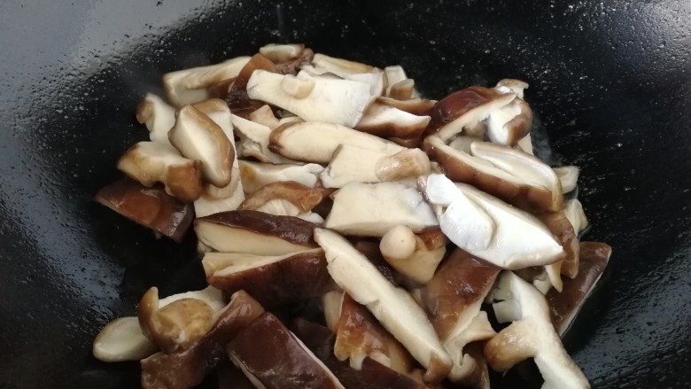 青椒炒香菇,油温6分热，下入香菇文火翻炒。