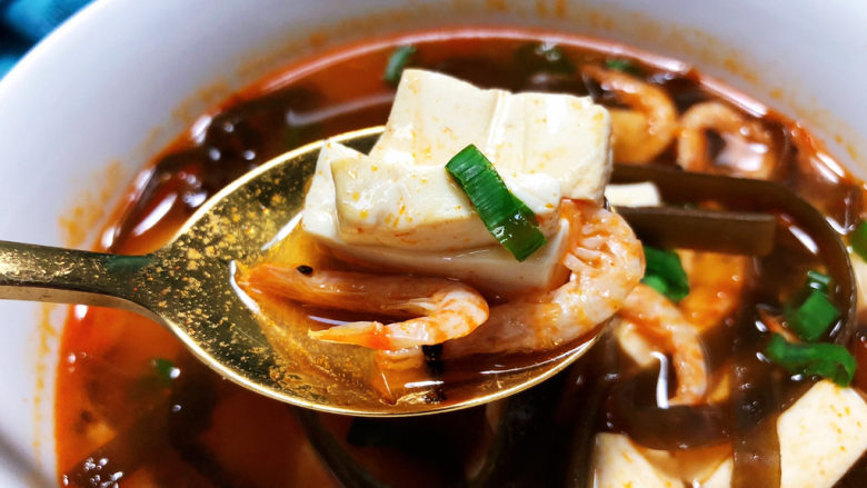 海带豆腐汤➕红白花开山雨中,一道简单的海带豆腐汤，咸鲜微辣，营养健康，喜欢的小伙伴们快来试试吧😄