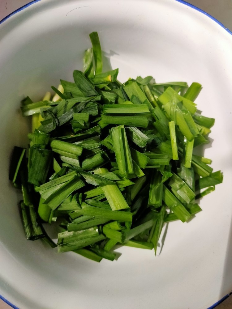 韭菜炒猪血,把韭菜切成三厘米长的断儿。