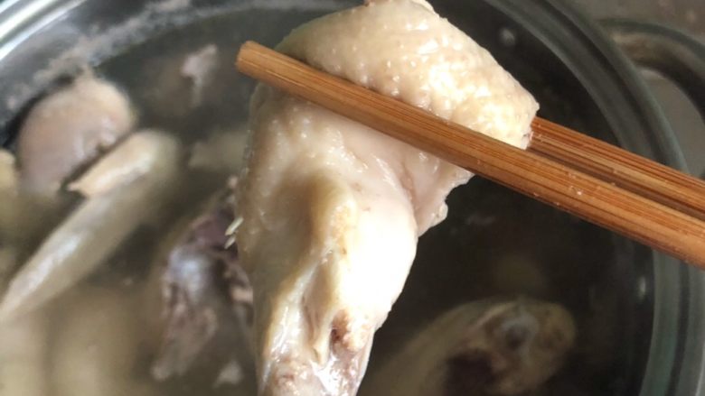 牛肝菌炖鸡,捞出鸡块