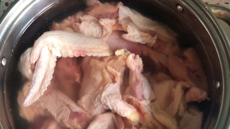 牛肝菌炖鸡,冷水放入鸡块