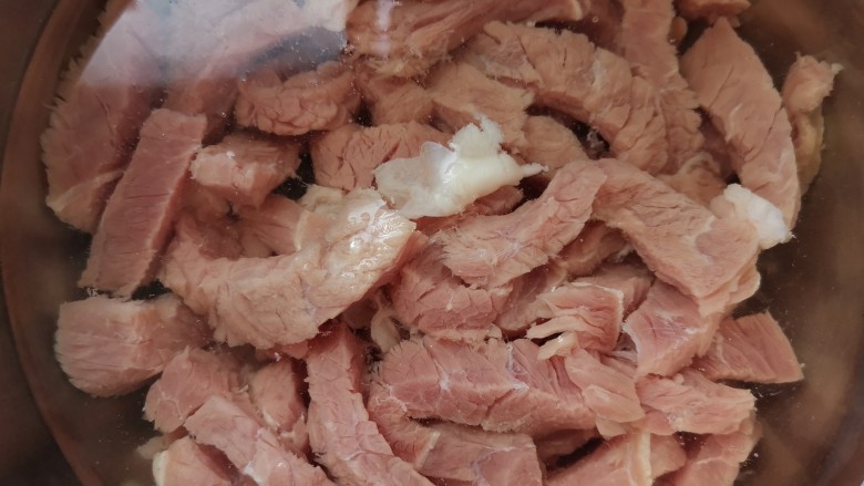 杏鲍菇炒牛肉,将牛肉切条多冲洗几遍 ，去除血水