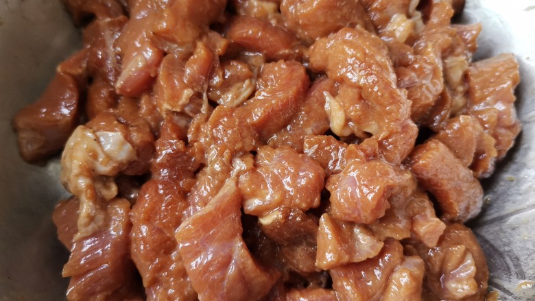 杏鲍菇炒牛肉,抓拌均匀的牛肉腌制十分钟备用