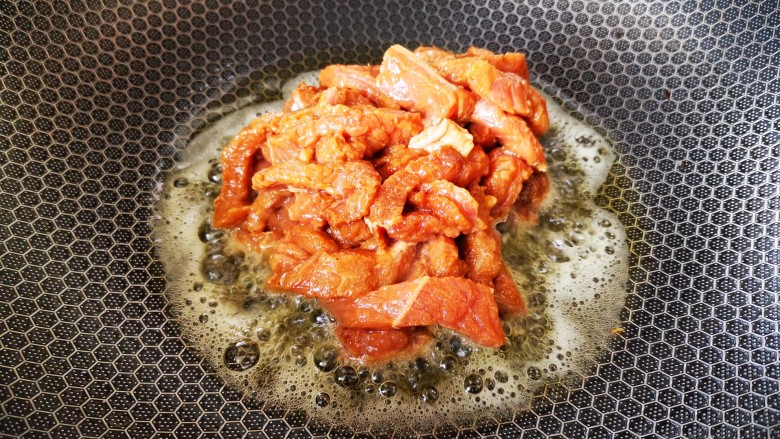 杏鲍菇炒牛肉,将腌制好的牛肉炒熟