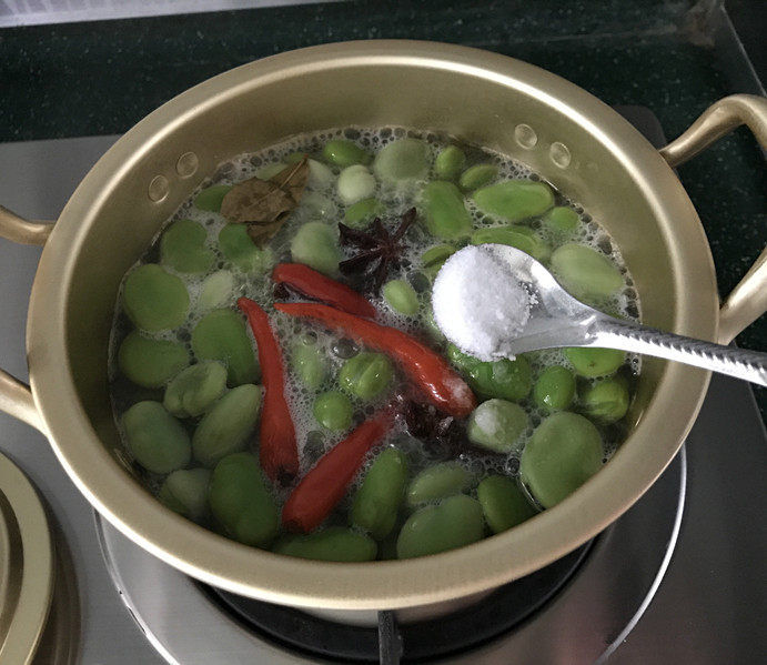 五香蚕豆,煮开后，放适量的盐，搅拌均匀
