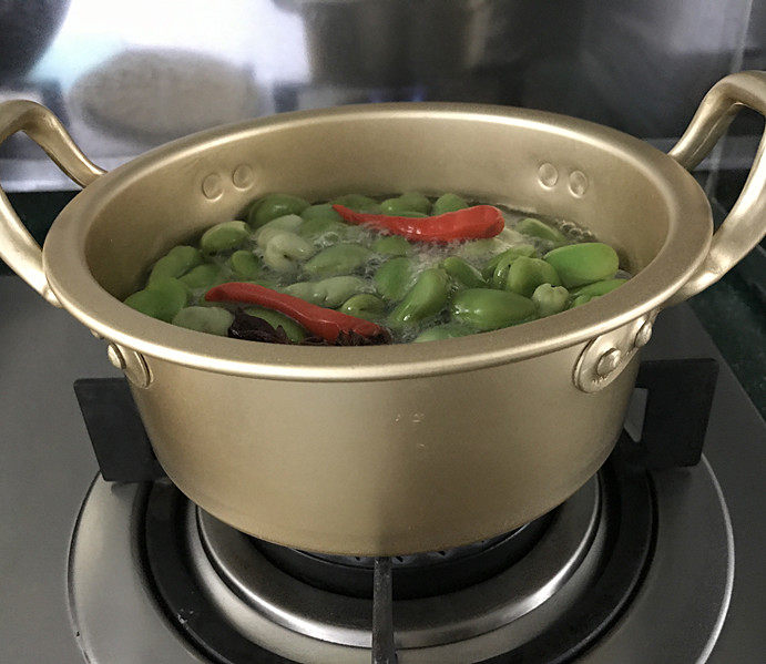 五香蚕豆,敞开锅，转小火，继续再煮5~8分钟