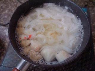 猪肚丸子粿条汤,加盐加花生油加胡椒粉