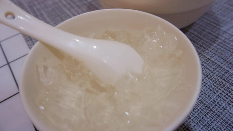 广东白凉粉,将凉粉切成小块小块的，与白砂糖搅拌均匀