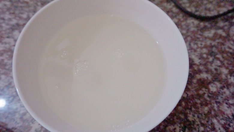 广东白凉粉,完全搅拌就可以把凉粉倒入碗中乘凉
