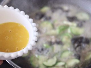 黄瓜肉丁打卤面,把打散的鸡蛋液慢慢倒入锅中成蛋花，再倒入提前化开的淀粉勾芡。
